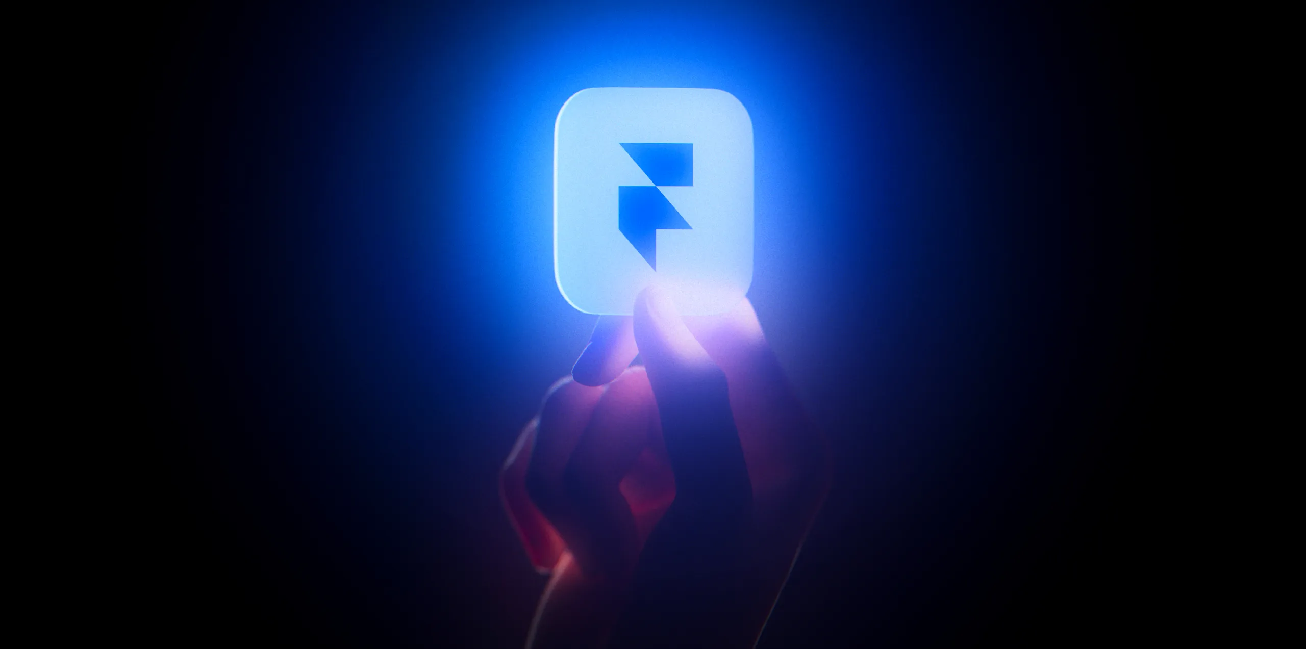 Leuchtendes Framer-Symbol in einer Hand vor einem dunklen blau-violetten Hintergrund