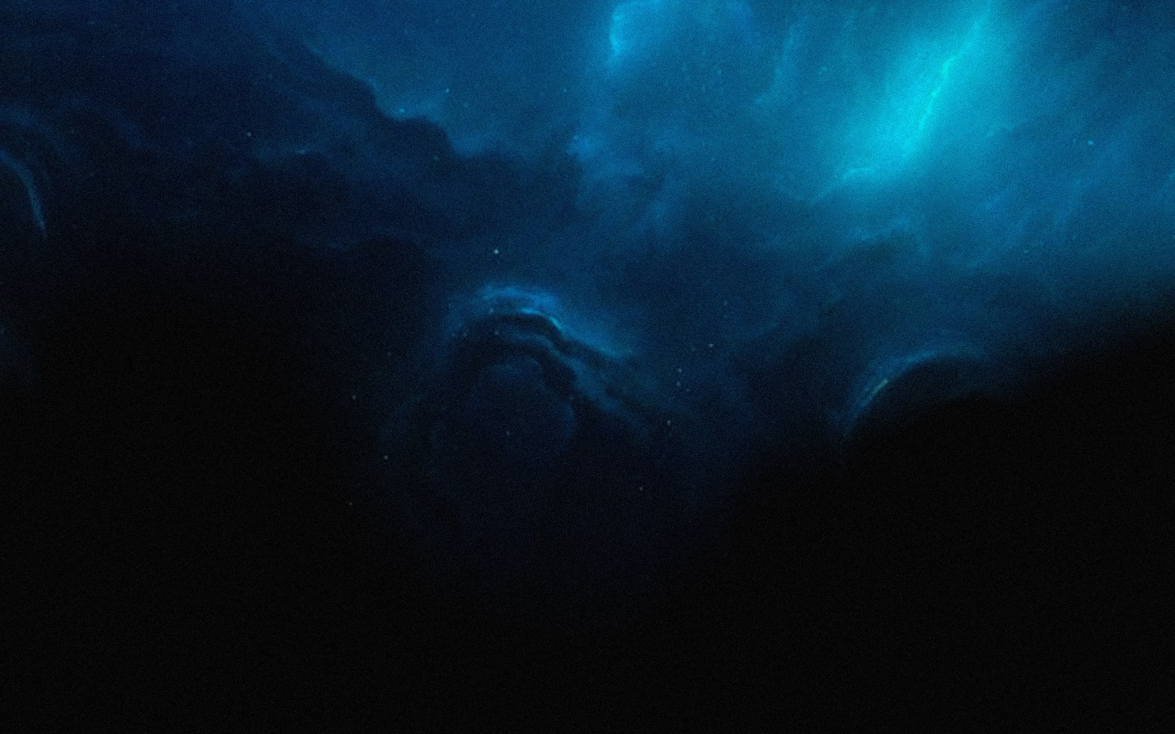 Abstrakte blaue Licht- und Nebelstrukturen auf dunklem Hintergrund