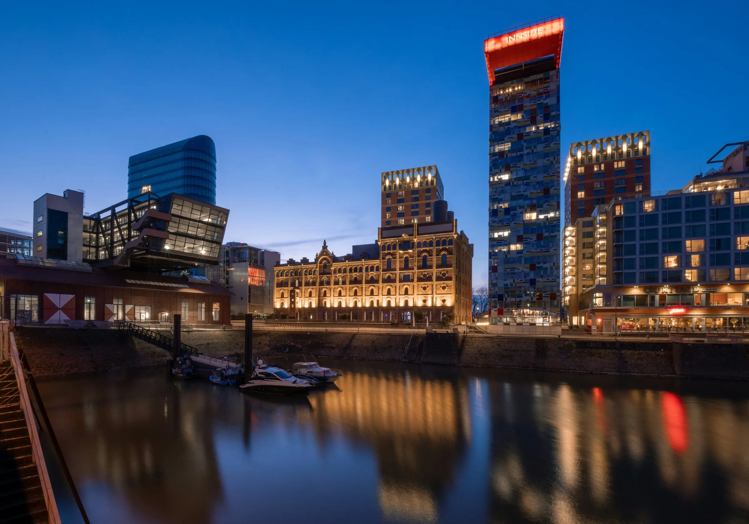 Moderne Architektur im Düsseldorfer MedienHafen