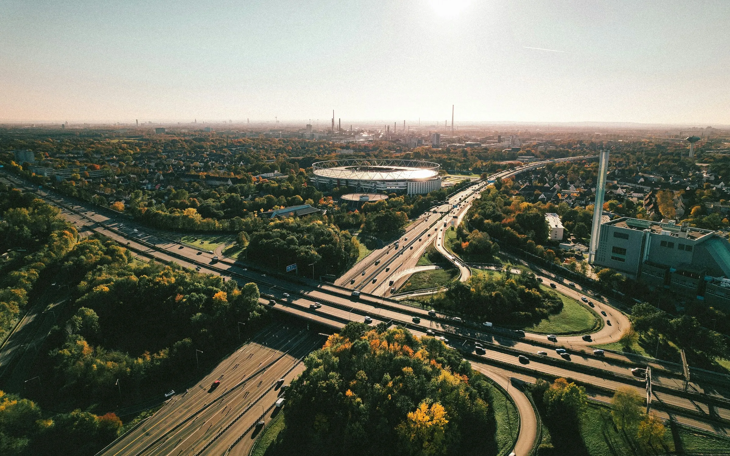 Luftaufnahme von Leverkusen mit BayArena und Stadtgebiet